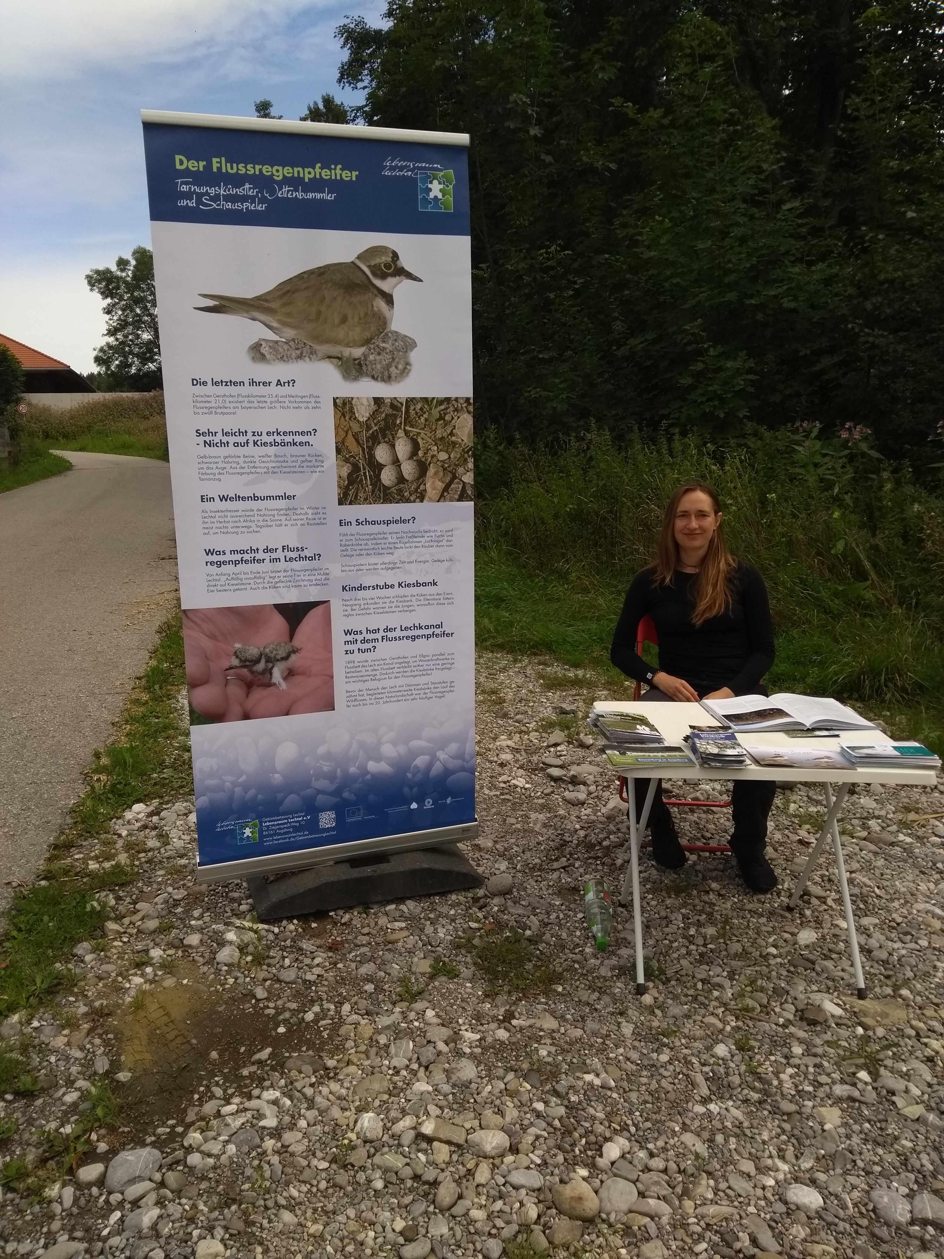 Rangerin am Infostand Neben den Begehungen an störengsempfindliche Orte am Lech wird die Besucherlenkung im Jahr 2020 vermehrt durch das Angebot von mobilen Infoständen aus stattfinden (z.B. beim veränderten Bootseinstieg am Hofgut Dessau)